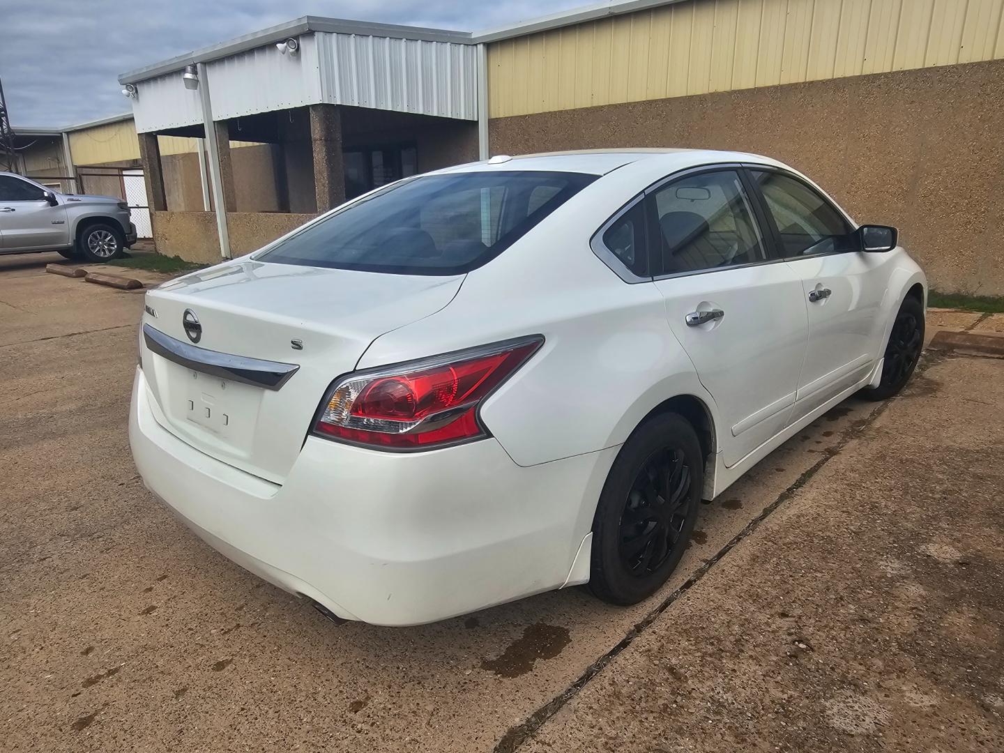 2015 WHITE Nissan Altima 2.5 S (1N4AL3APXFN) with an 2.5L L4 DOHC 16V engine, Continuously Variable Transmission transmission, located at 533 S Seven Points BLVD, Seven Points, TX, 75143, (430) 255-4030, 32.313999, -96.209351 - Photo#2